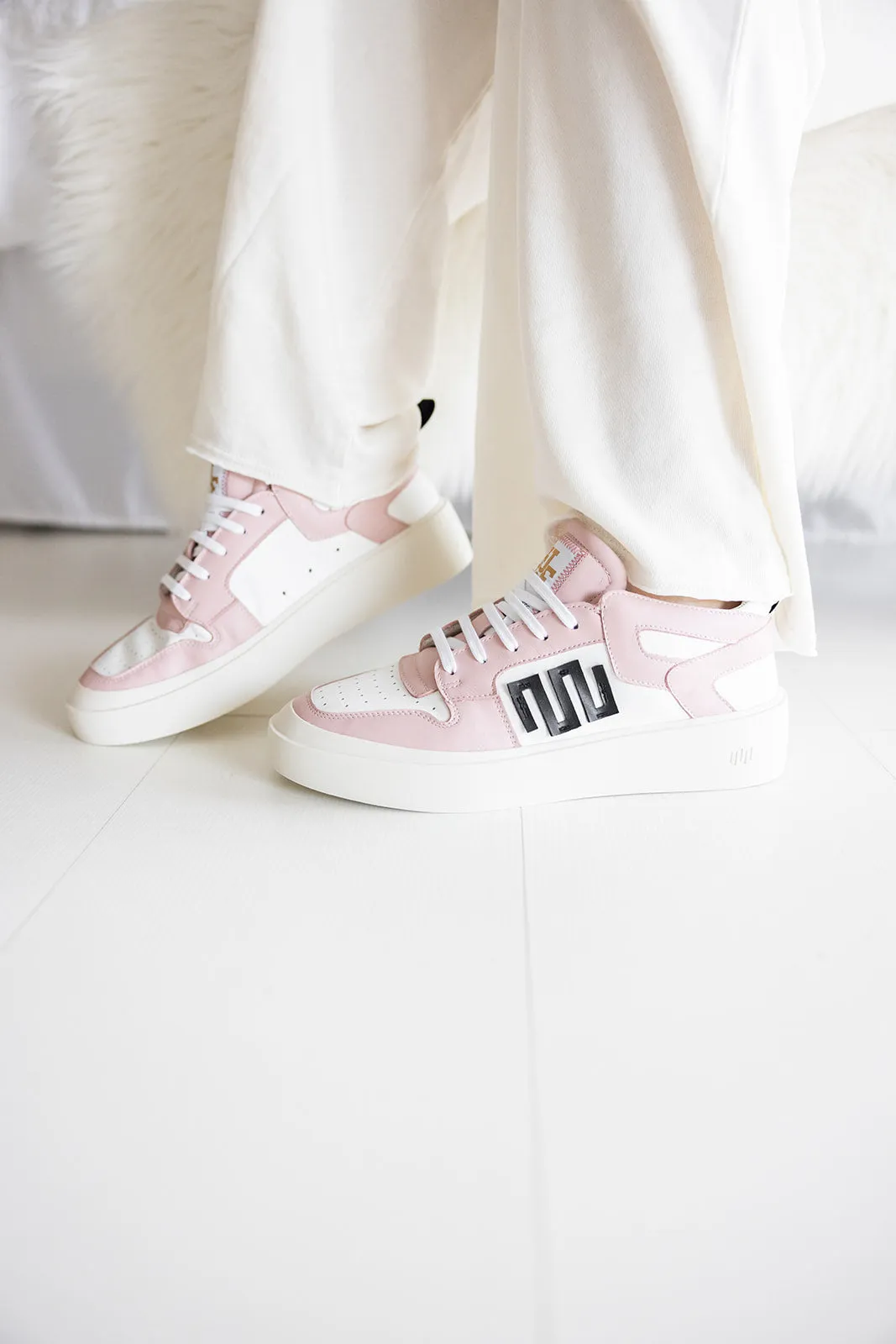 Esseutesse Lo-Top Sneaker - White/Pink